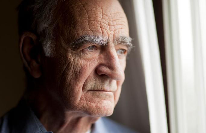 1280 Web-Homme senior seul, perdu dans ses pensés et ayant l'alzheimer. (1).jpg